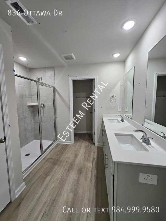 Building Photo - 836 Ottawa Dr