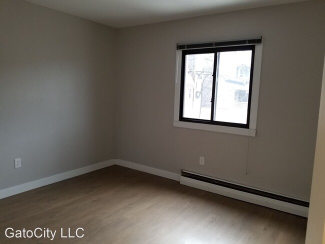 Building Photo - 2019 N Farwell Ave