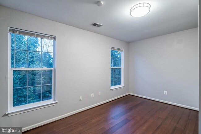 Building Photo - 43619 Dunhill Cup Square