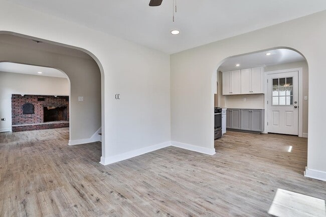 Building Photo - 139 Greeley St