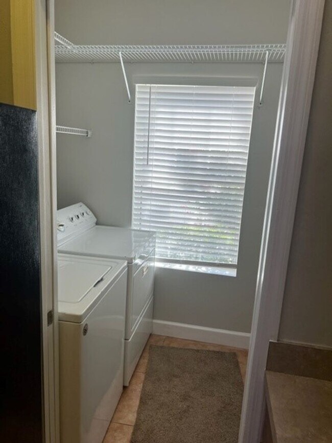 Building Photo - Great Location for this 2 bedroom 2 1/2 bath in Woods Edge South