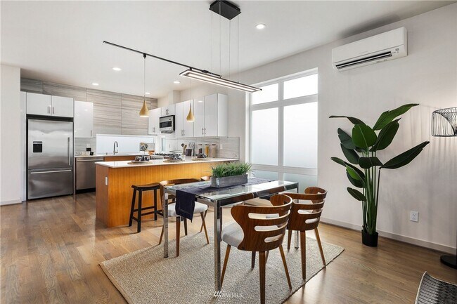 Building Photo - Contemporary 3 Bed 2.5 Bath Home with Rooftop Deck in Ballard