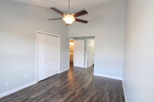 Building Photo - Remodeled 2 bedroom 2 bath condo on the to...