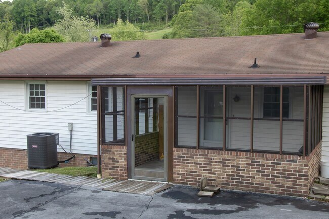 Building Photo - ONE YEAR LEASE WITH POSSIBLE LEASE PURCHAS...