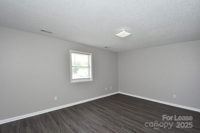 Building Photo - 150 Glen Gar Drive Professionally Managed ...