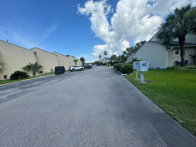 Building Photo - Great Two Bedroom-Freshly Remodeled-$500.00 off first months rental rate with approved application!