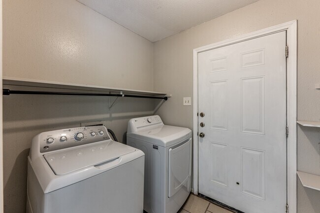 Building Photo - 1914 Rosewood Ln