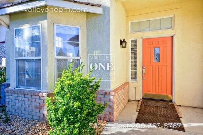 Building Photo - Charming 4 bedroom, 2 bath single story ho...