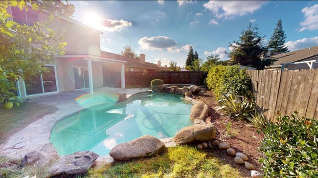 Building Photo - 2638 E Skyview Ave