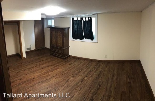 Building Photo - 8 br, 2 bath Apartment - 1129/31 Bowen Ct.