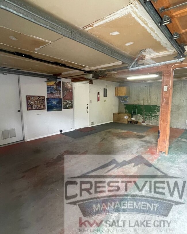 Building Photo - Charming East Sandy Home in a Prime Location