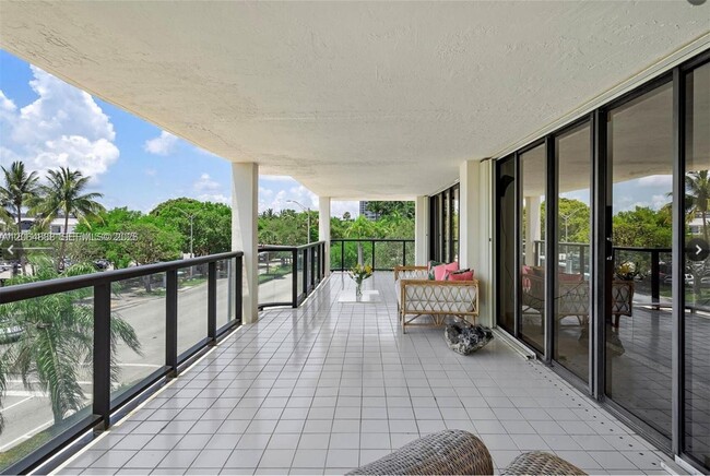 Building Photo - 2575 S Bayshore Dr