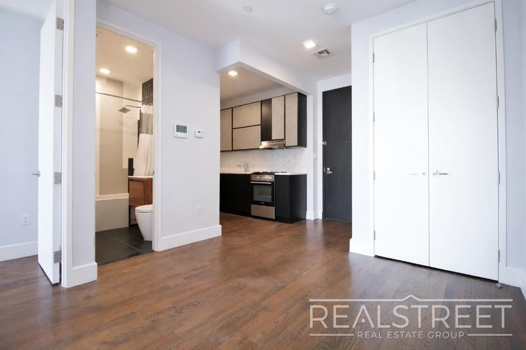 Building Photo - Luxury 2 BR in Bushwick with Balcony & Roof Deck!