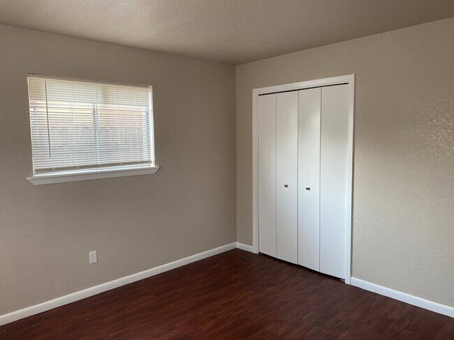 Building Photo - 1113 Primrose Ave
