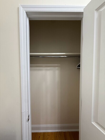 Building Photo - Furnished room/NOT APARTMENT
