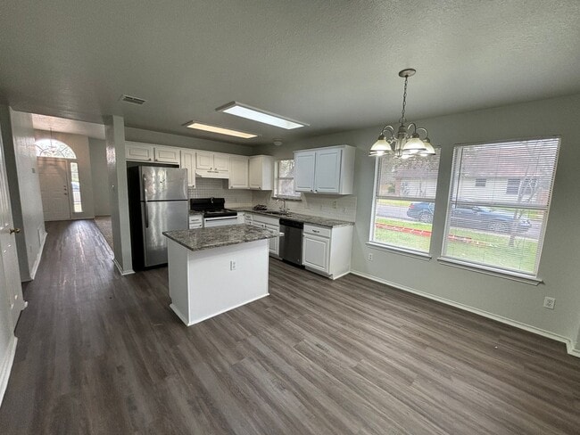 Building Photo - PRELEASING FOR MID JULY! 3 Bedroom 2 bath in the heart of South Austin