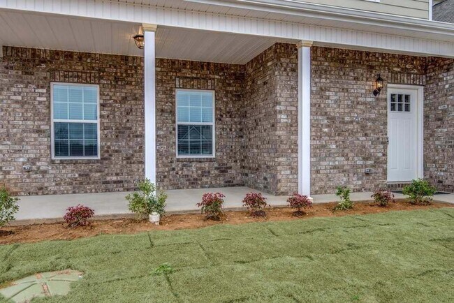 Building Photo - Spacious 4 Bedroom Home with Open Floor Plan - Free Rent!