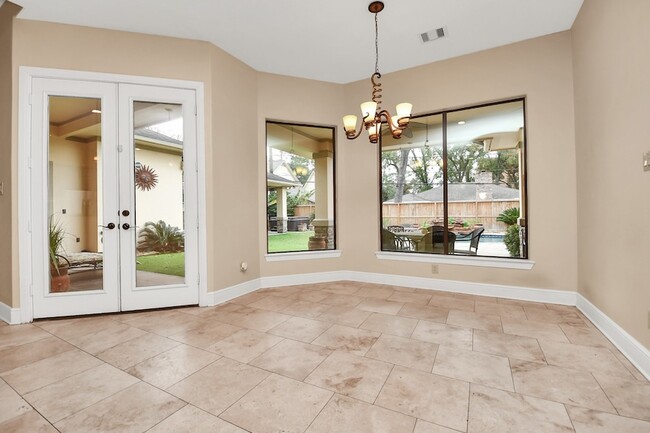 Building Photo - 1611 Lynnview Dr