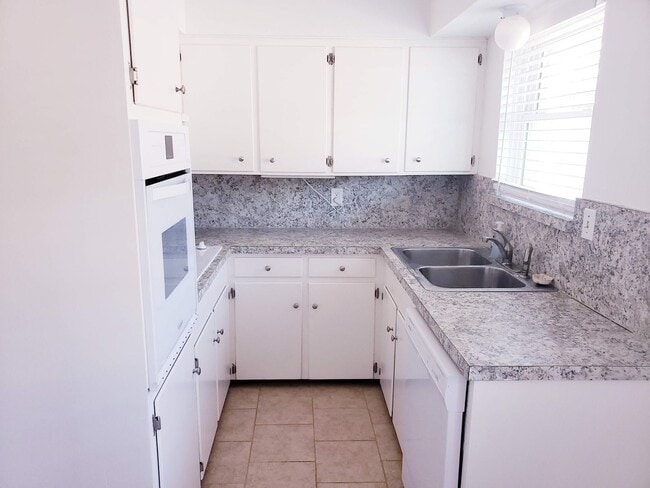 Building Photo - 2 Bedroom, 2 Bath Duplex in Lochwood