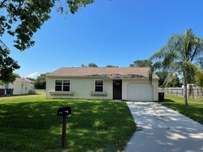 Building Photo - Cute as a button home with high ceilings a...