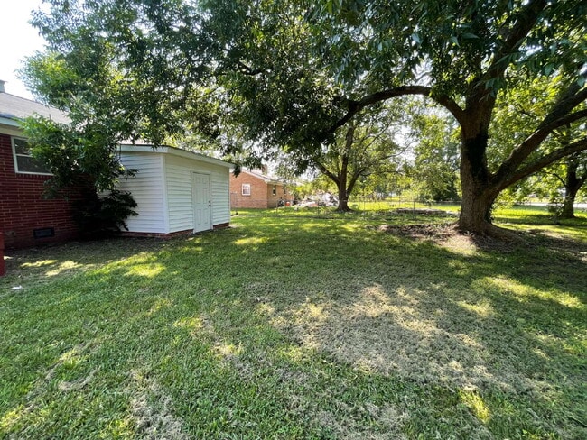 Building Photo - SPACIOUS BRICK RANCH in GOLDSBORO! 4 BR, 2 BA - FENCED-IN YARD *Convenient to SJAFB*