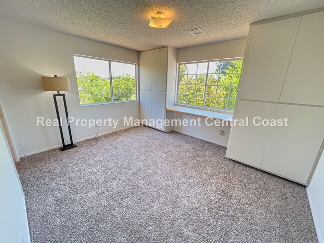 Building Photo - AVAILABLE NOW - Spacious Country Home in S...