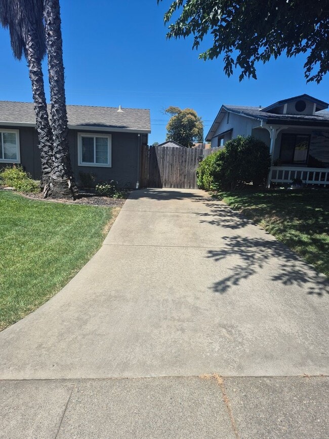 Building Photo - 3 Bedroom Orangevale Home
