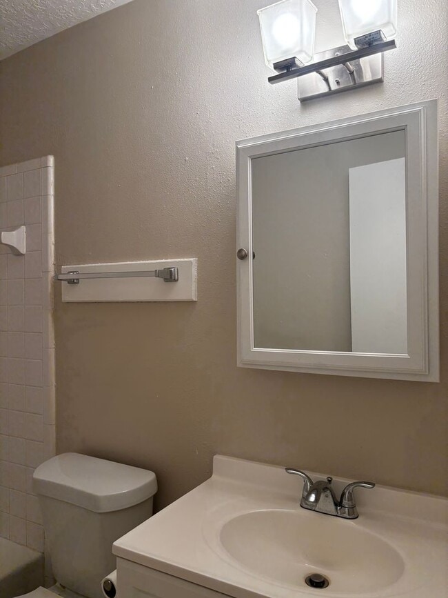 Building Photo - 2 bedroom 2 bath