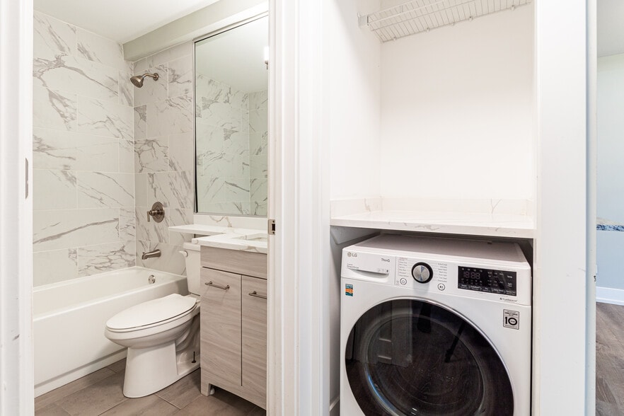 Building Photo - 454 W Barry Ave