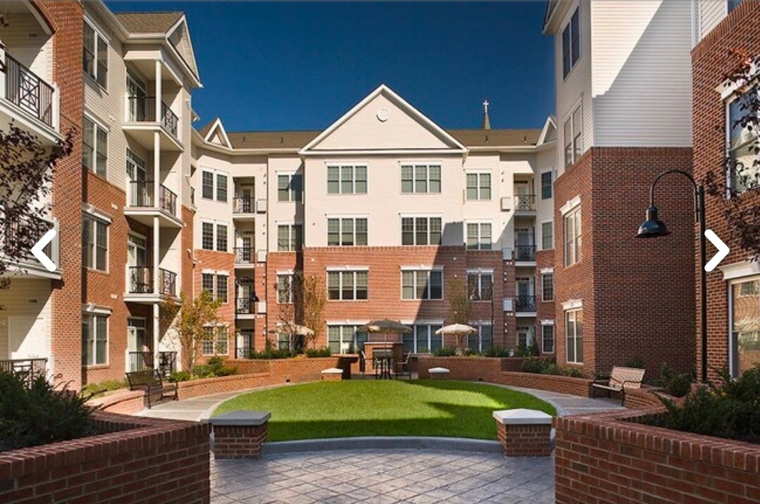 Building Photo - 200 W Elm St