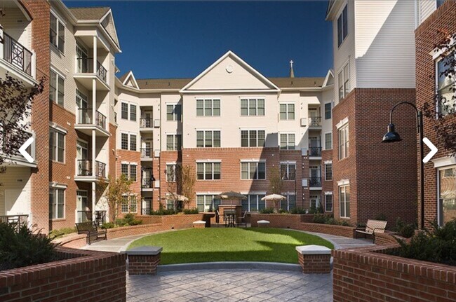 Building Photo - 200 W Elm St