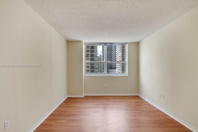 Building Photo - 1111 Brickell Bay Dr
