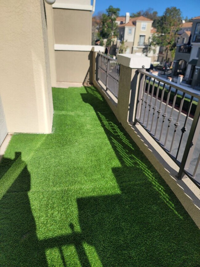 Building Photo - 2 BD/2 BATH