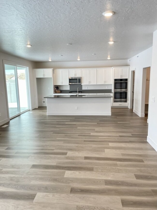 Building Photo - "Spacious 4-Bedroom Home on East Caldera Street with 2.5 Baths and 2,498 Sq Ft of Comfort in Meri...
