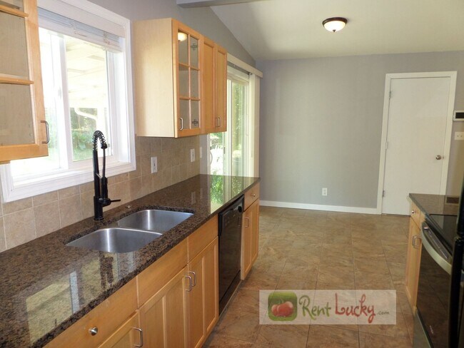 Building Photo - Adorable 3-Bedroom Home w/Large Fenced Yar...
