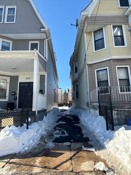 Building Photo - 913 S 18th St