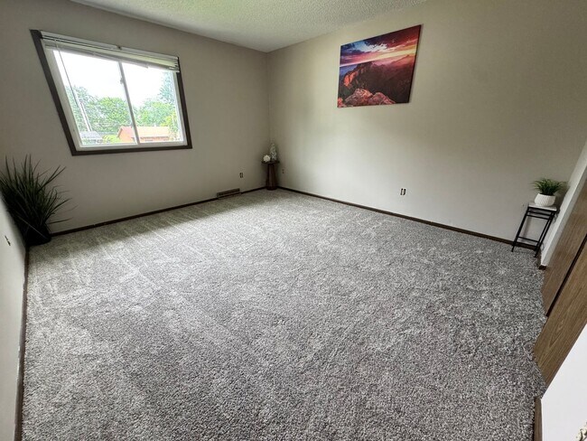 Building Photo - 3 bed, 1.5 bath duplex for rent in Cedar Falls
