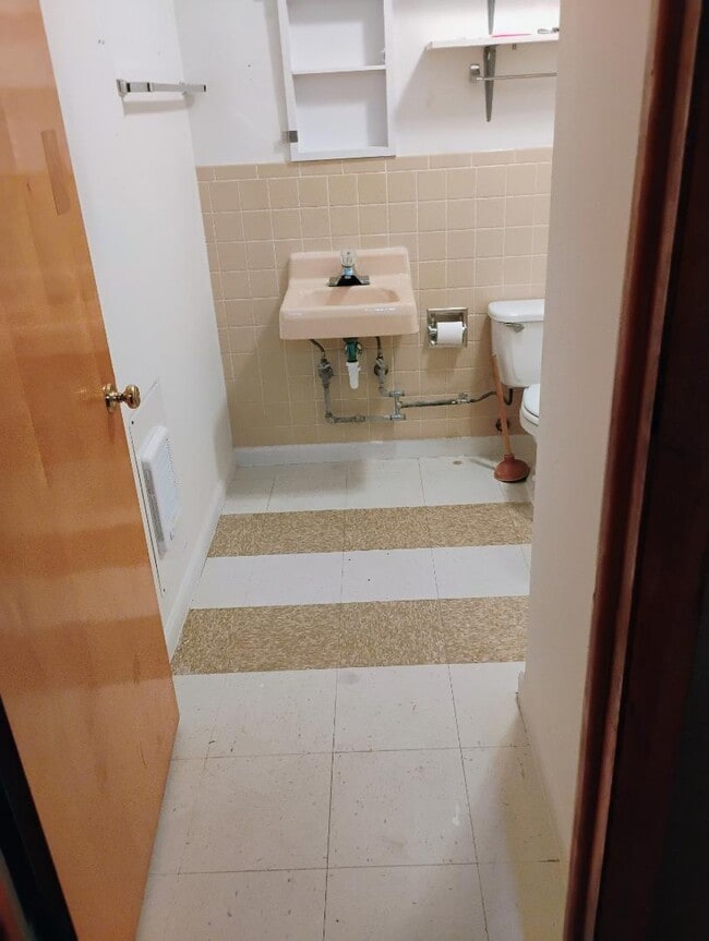 Building Photo - 955 6th Ave E