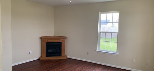 Building Photo - Quiet Living close to the City!