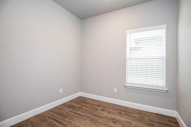 Building Photo - 2010 Periwinkle Pl
