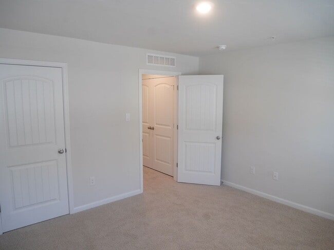 Building Photo - Modern End-Unit Townhouse in Sassafras Mea...