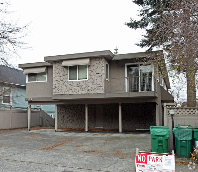 Building Photo - Whitman Apartments