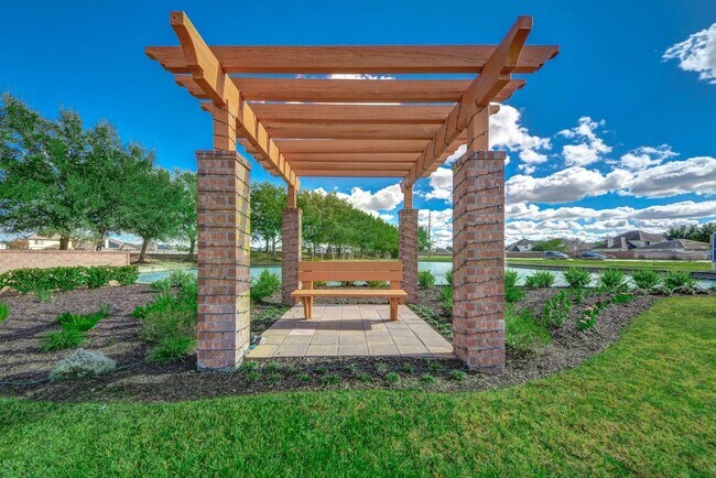 Building Photo - Live comfortably in this stunning Lake Rid...