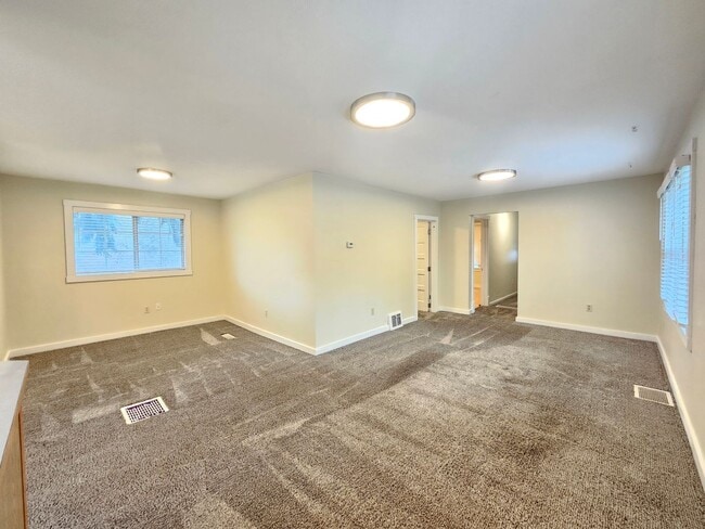 Building Photo - $1,650 - 2 Bed / 1 Bath Spacious House in ...