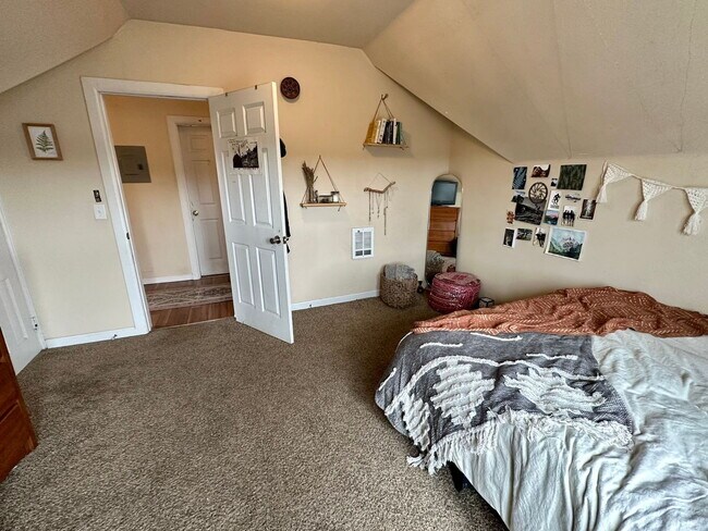 Building Photo - Spacious 7-Bed, 2-Bath Near Downtown Bellingham of Comfortable Living!