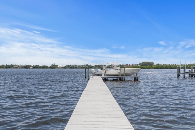 Building Photo - 7500 S Flagler Dr