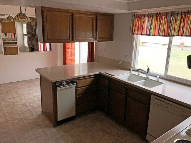 Building Photo - Beautiful Bonita Home, 4 Bedrooms, 2.5 Baths, 3 Car Garage, Pool!