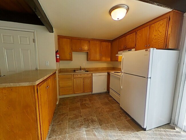 Building Photo - 2 Bedroom Apartment ~ Close to 9th Street