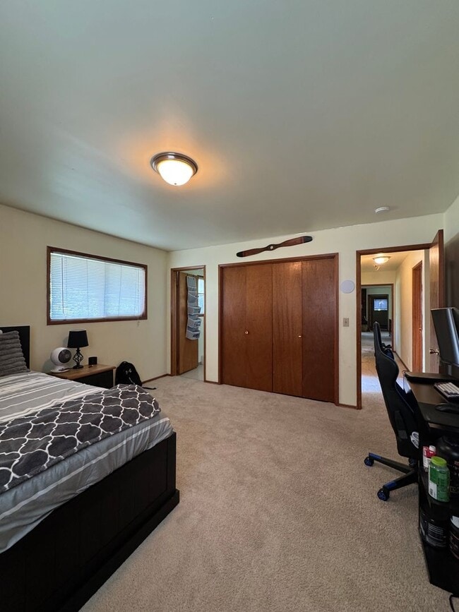 Building Photo - Spacious 5 Bedroom Rental by Park