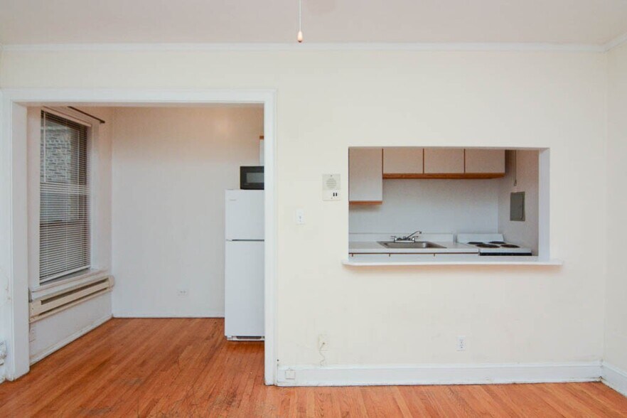 Building Photo - 3345 N Marshfield Ave